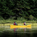 Deux personnes en canot sur la rivière La Diable