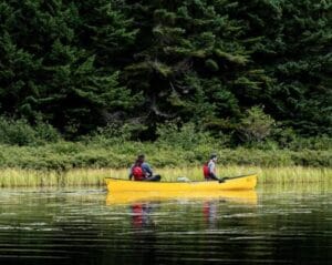 Deux personnes en canot sur la rivière La Diable
