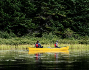 Deux personnes en canot sur la rivière La Diable