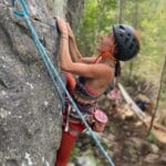 Pascale sur la paroi d'escalade