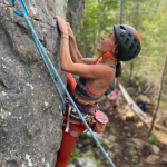 Pascale sur la paroi d'escalade