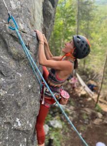 Pascale sur la paroi d'escalade