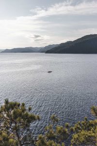 Canot au milieu d'un lac | femme nature