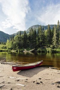 Canot au bord d'une rivière des Laurentides