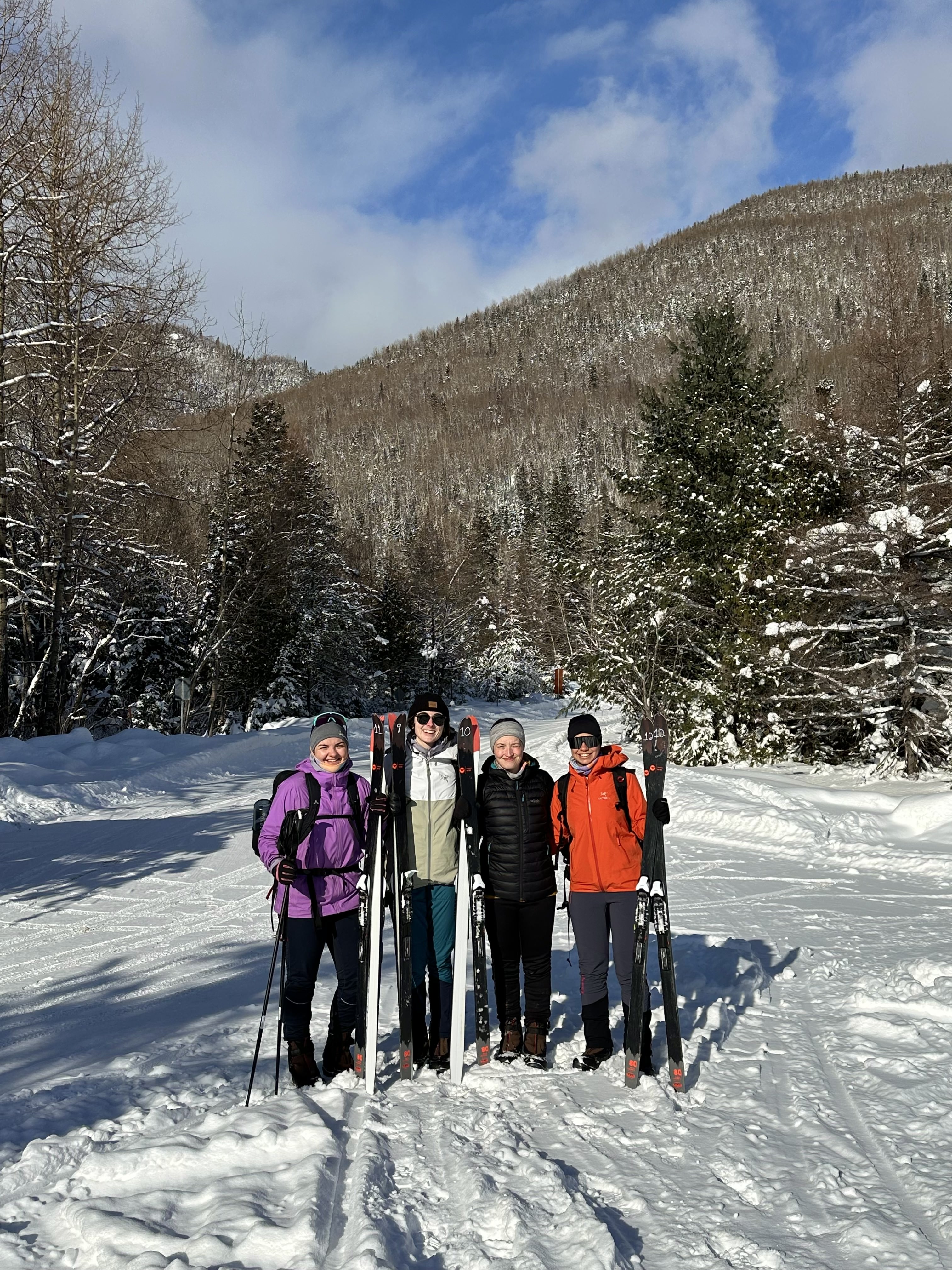 4 filles avec des skis nordiques