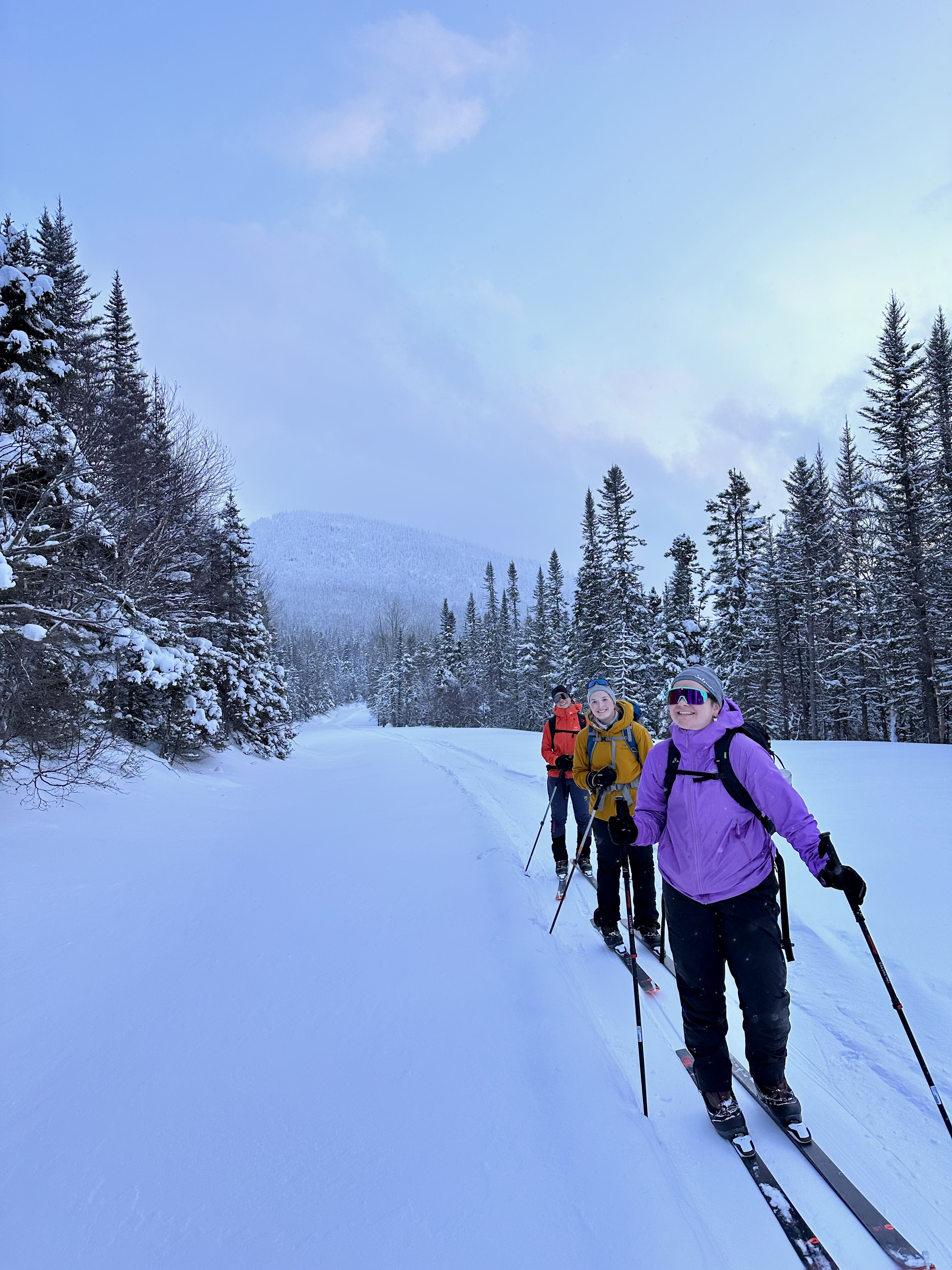 Filles qui font du ski nordique en Gaspésie