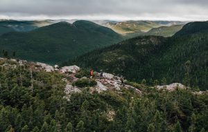 3 femmes en randonnées sur le Mont des Morios avec vue sur les montagnes de Charlevoix