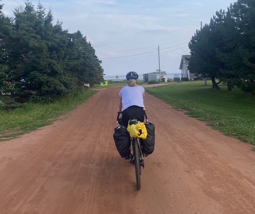 Une femme de dos en cyclotourisme