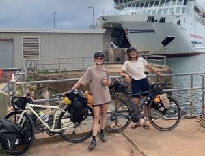 Deux femmes avec des vélos devant un traversier