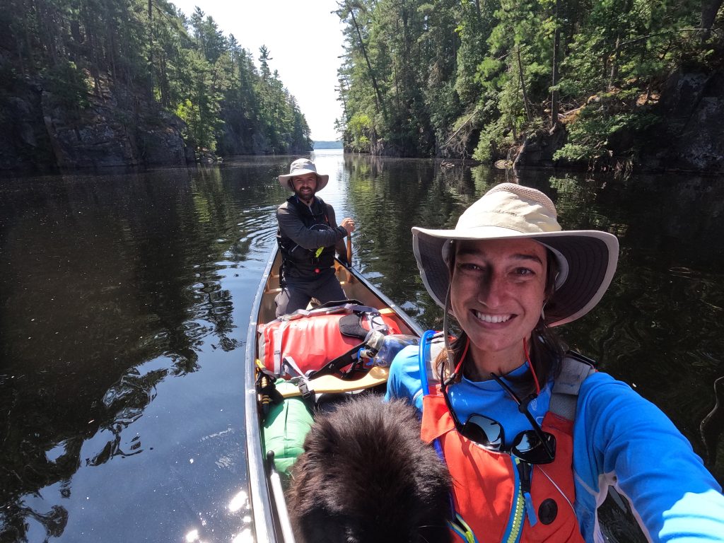 Une homme, une femme et un chien en canot sur le lac Kipawa