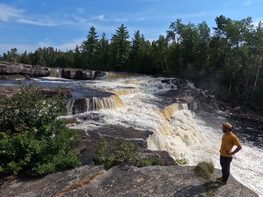 Un homme qui admire les chutes Turner