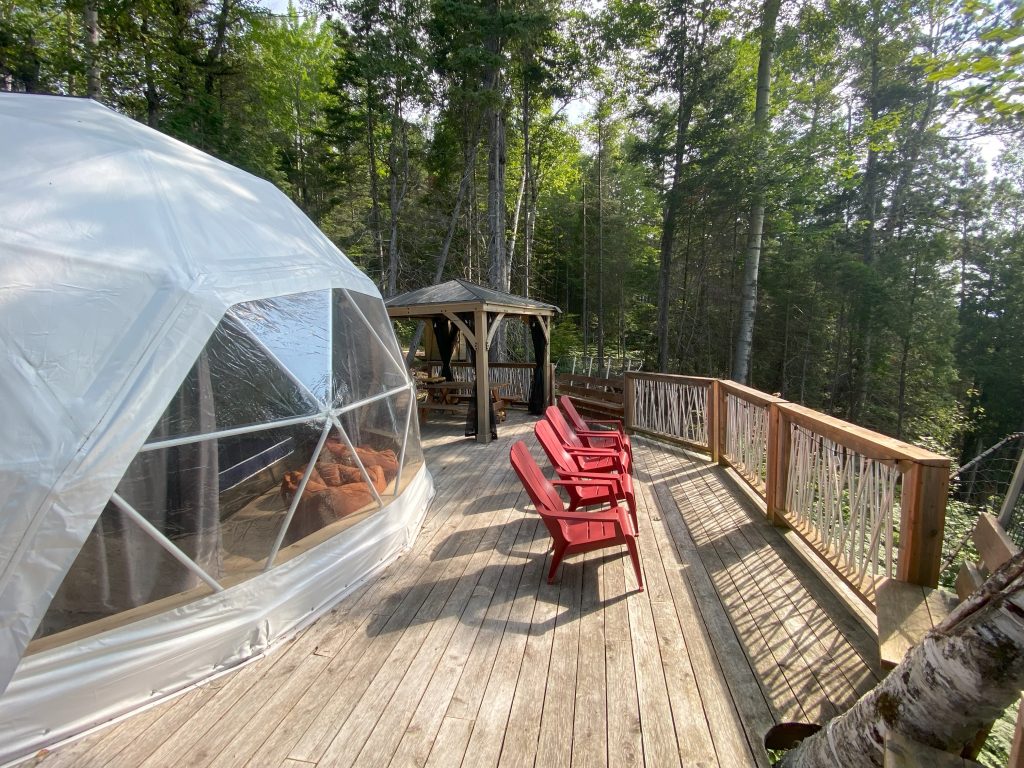 Dôme de l'extérieur au Parc Aventure Cap Jaseux
